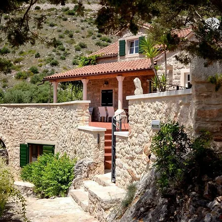 Benedeta-dubovica Hvar Zarače