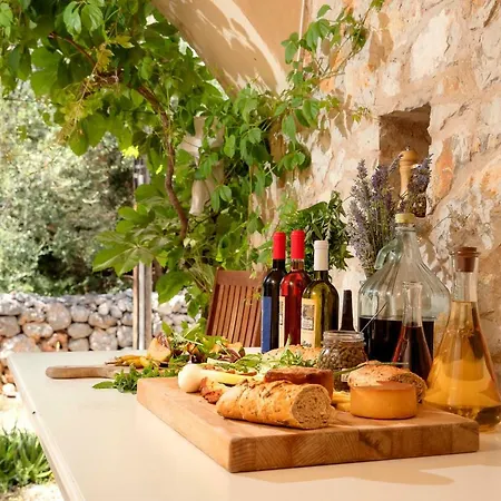 Benedeta-dubovica Hvar * Zarače