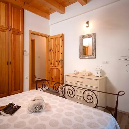 Benedeta-dubovica Hvar Zarače