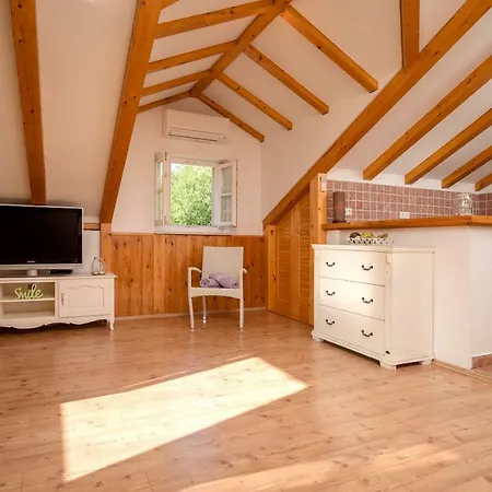 Benedeta-dubovica Hvar *