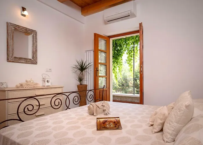 Benedeta-dubovica Hvar Zarače