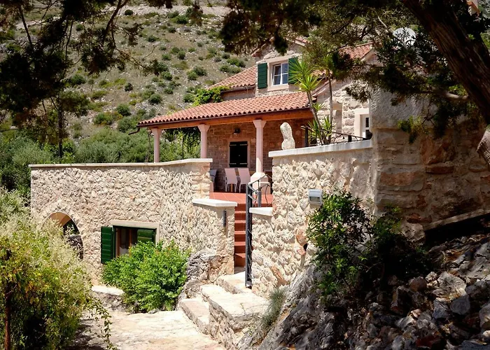 Benedeta-dubovica Hvar Zarače
