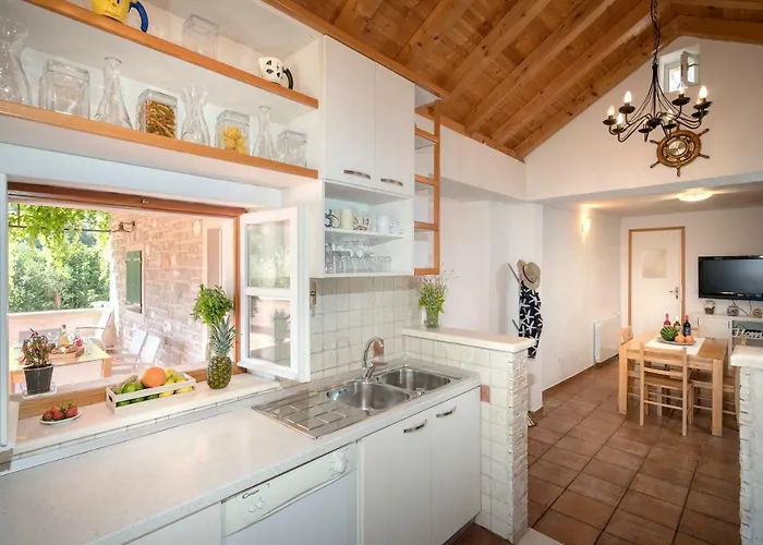 Benedeta-dubovica Hvar Zarače