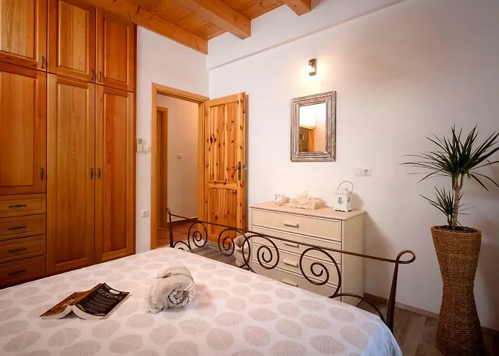 Benedeta-dubovica Hvar Zarače