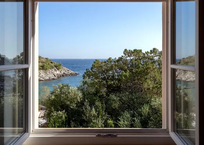 Benedeta-dubovica Hvar فيلة